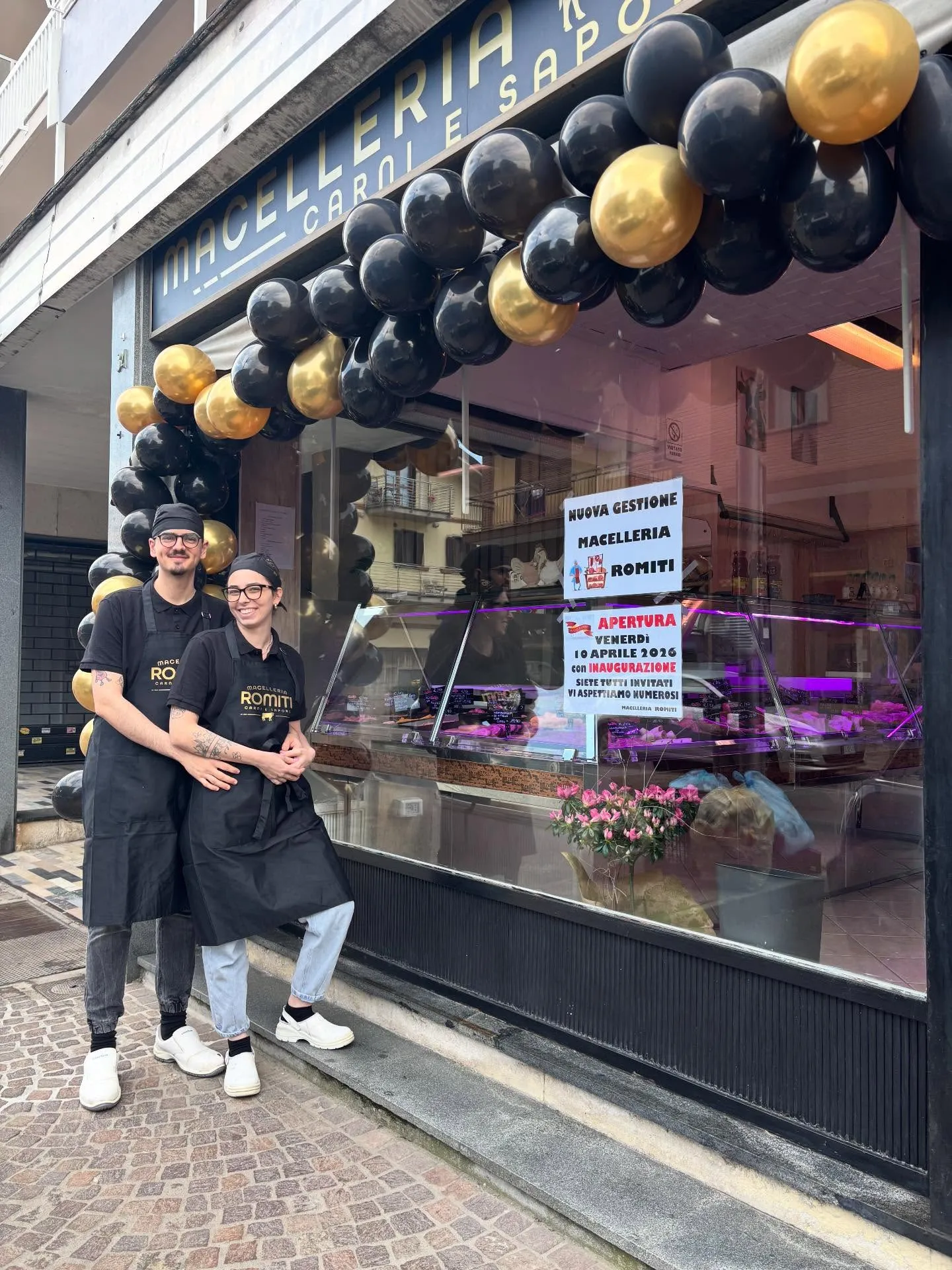 Federico e Marika davanti alla Macelleria Romiti il giorno dell'inaugurazione